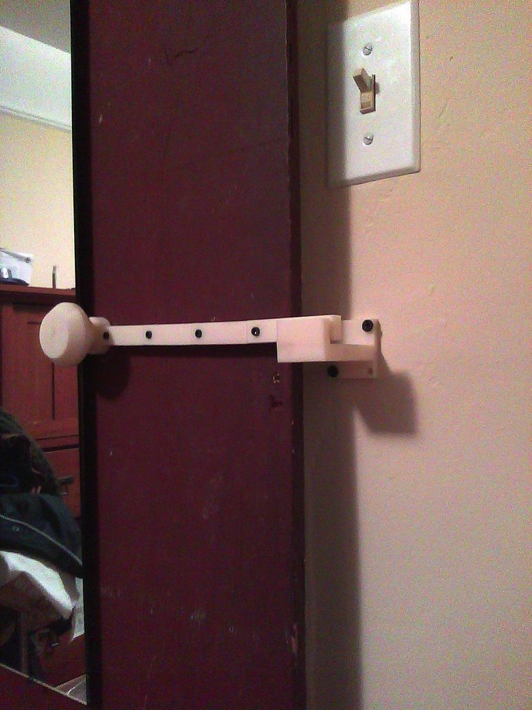 DOOR LATCH