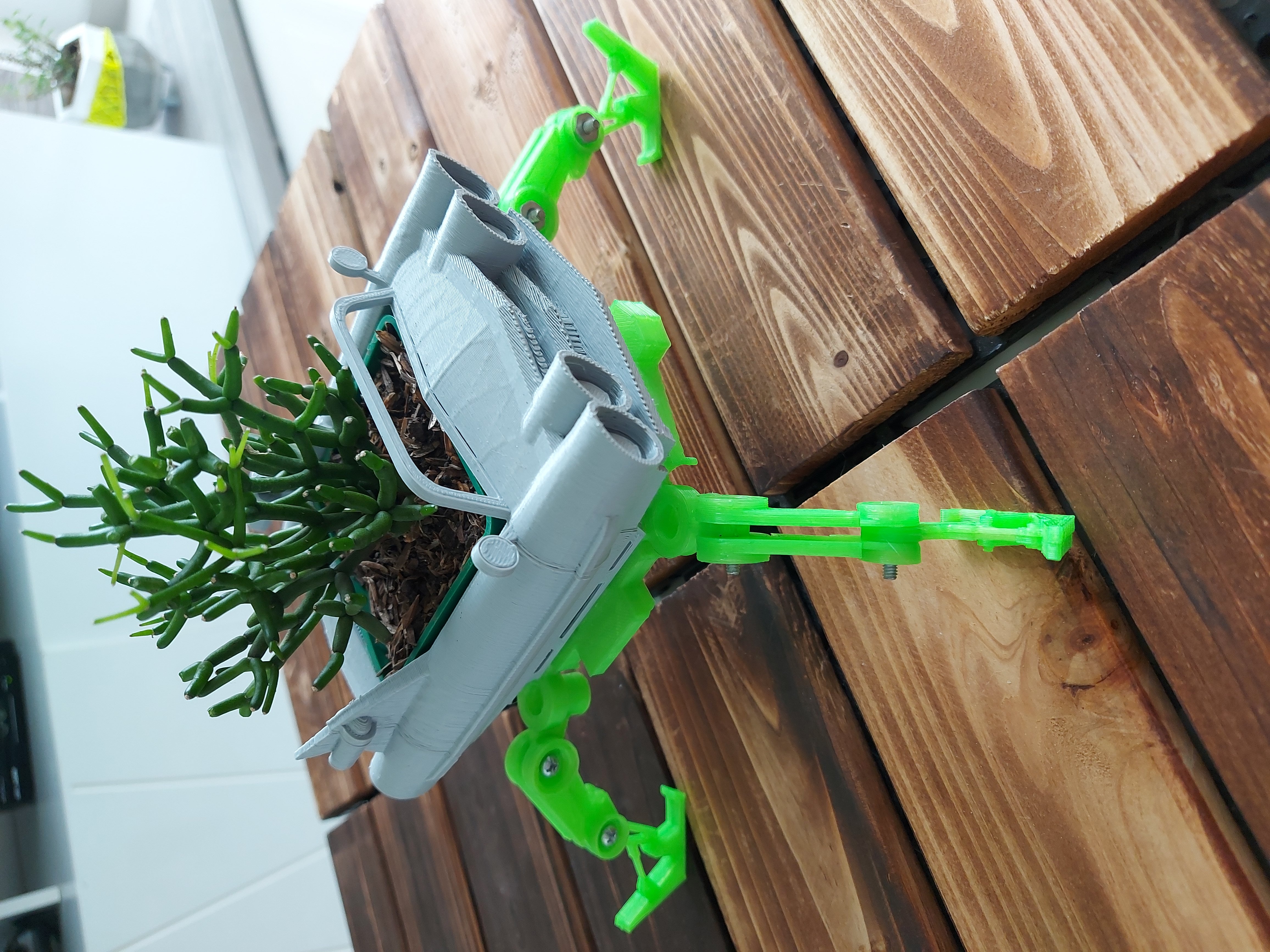 PLANT POT ROBOT CADILLAC