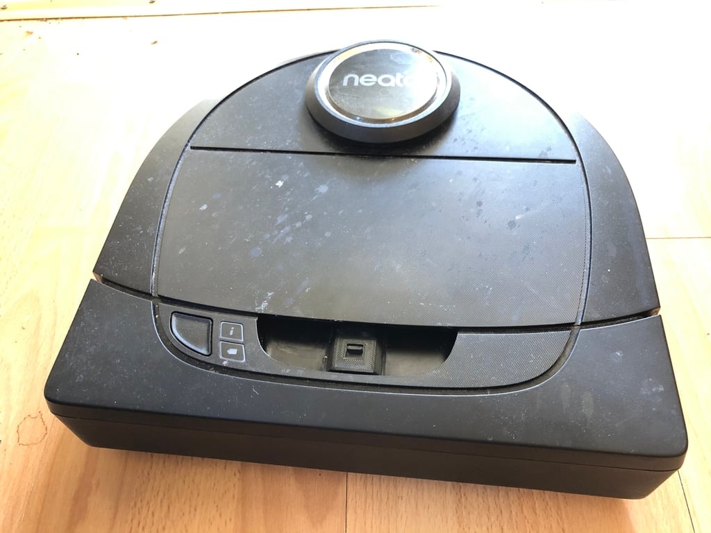 Neato dust bin latch