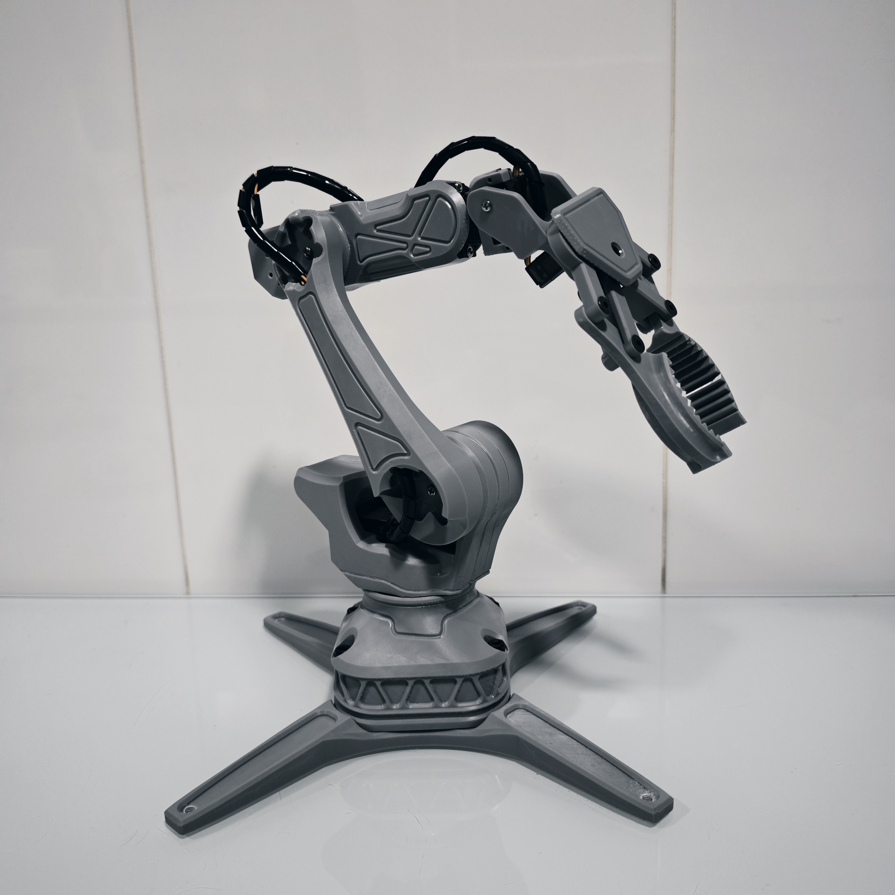 DIY ARDUINO ARDUINO ROBOT ARM WITH SMARTPHONE CONTROL