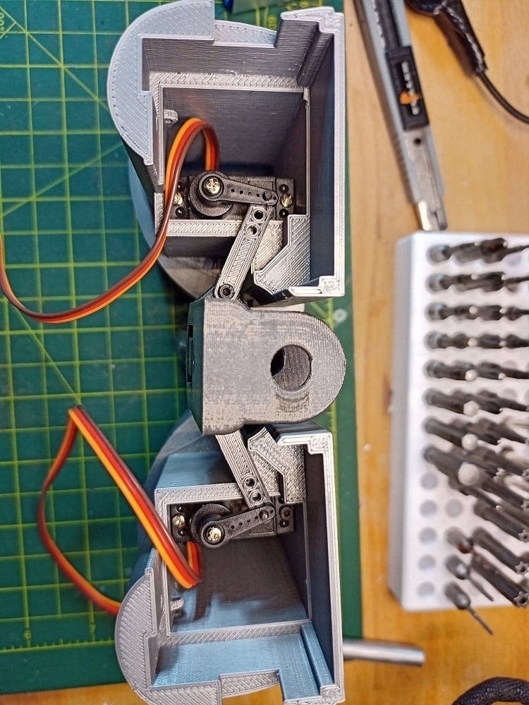 WALL-E (paperclip replacement using linkage arms)
