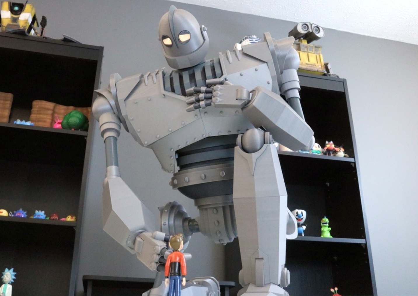 MASSIVE IRON GIANT AND HOGARTH