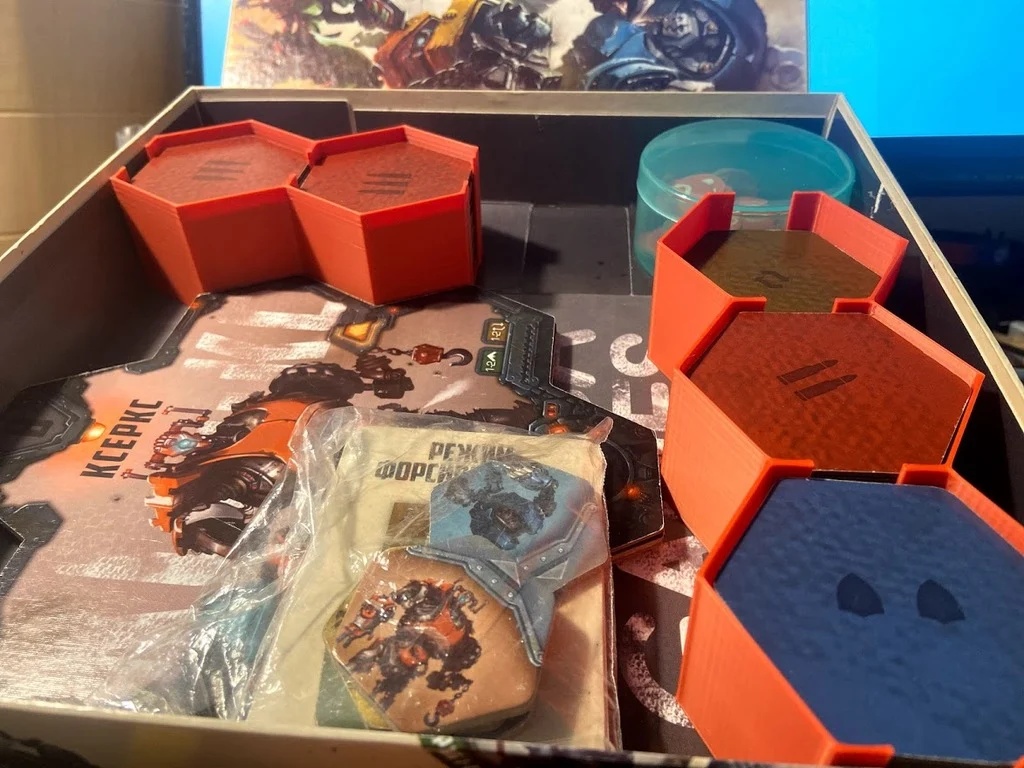 Customizable hex tile tray