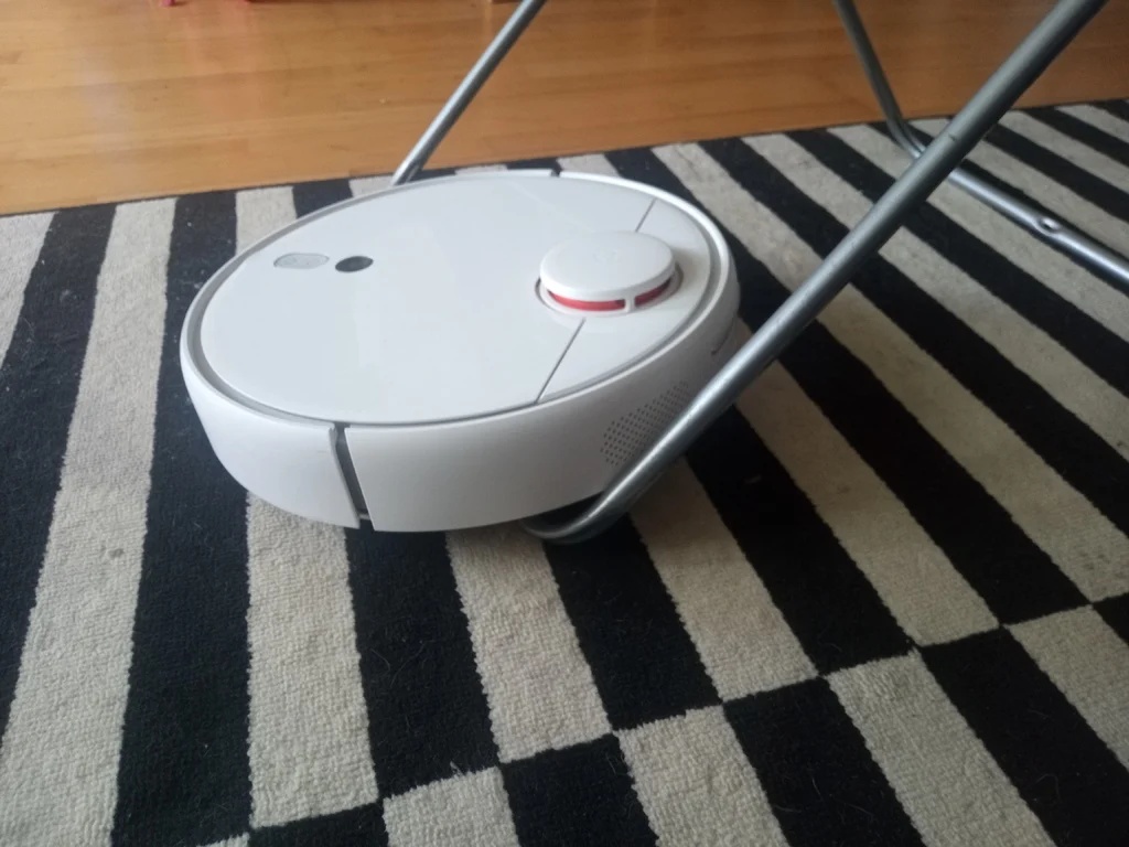Vacuum robot cloth dryer helper