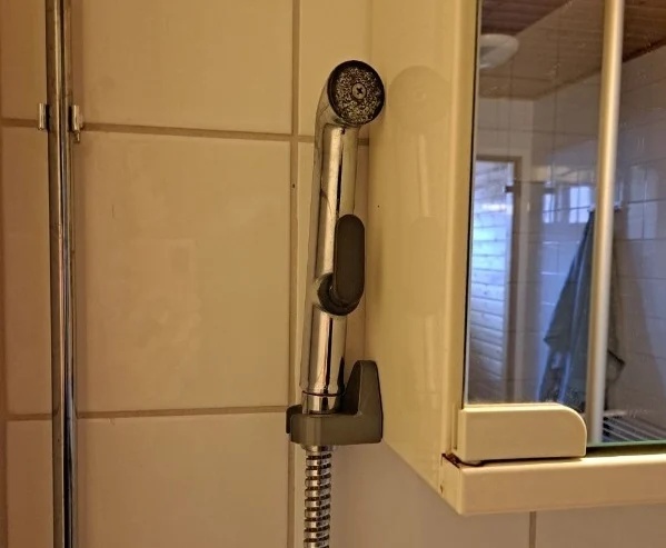 Magnetic bidet / hand shower holder