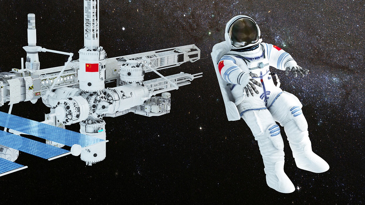 space station astronaut  shuttle