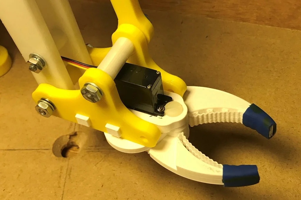 Lite Arm mounted 60% Mantis Gripper for HS-65MG servo