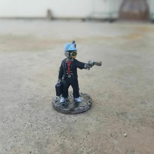 WELL-DRESSED ROBOT WITH REVOLVER