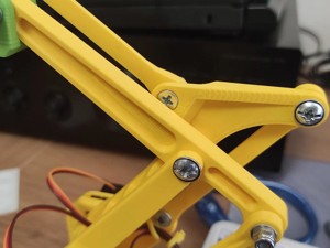 Countersunk triangular link for EEZYbotARM