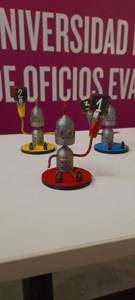 pointing robot ornament (adorno de robot señalador).