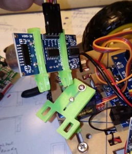 Universal sonic holder for servo