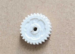 ENGRENAGE DU MOTEUR DE LA BROSSE PRINCIPALE D'IROBOT.