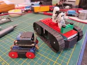 ESP32 slim Tank Robot wiht servos