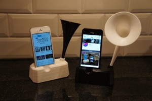IPHONE 4, 4S, 5 AND 5S STAND WITH SPEAKER / HORN