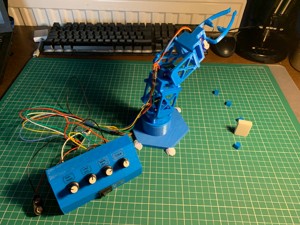 Simple Robot Arm Using Standard Servos, No Hardware