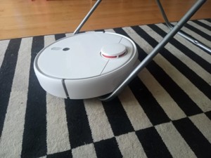Vacuum robot cloth dryer helper