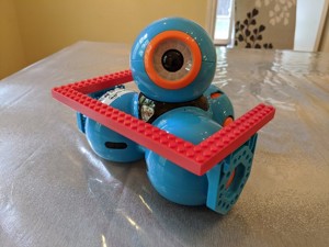Lego-compatible crossbar for Wonder Workshop Dash robot